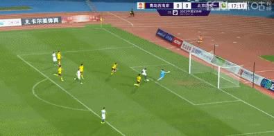在剧照上，铁血战士炫酷登场
